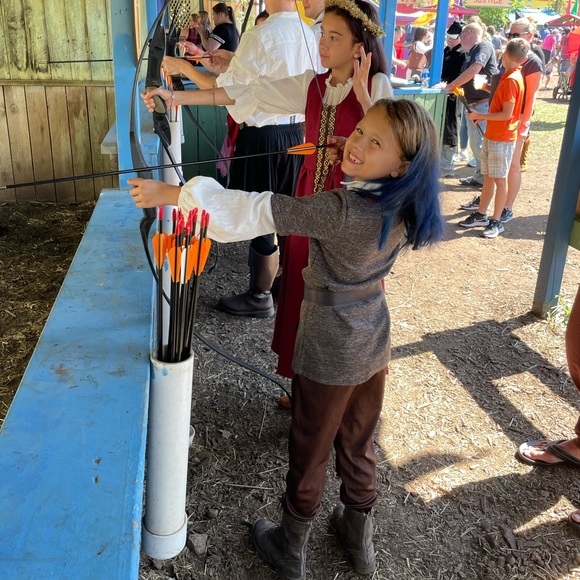 Halloween Costume Renaissance Huntress - Picture 5 of 5